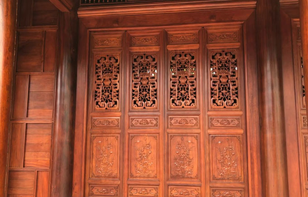 Bí quyết lựa chọn mẫu cửa bức bàn đẹp cho nhà gỗ truyền thống